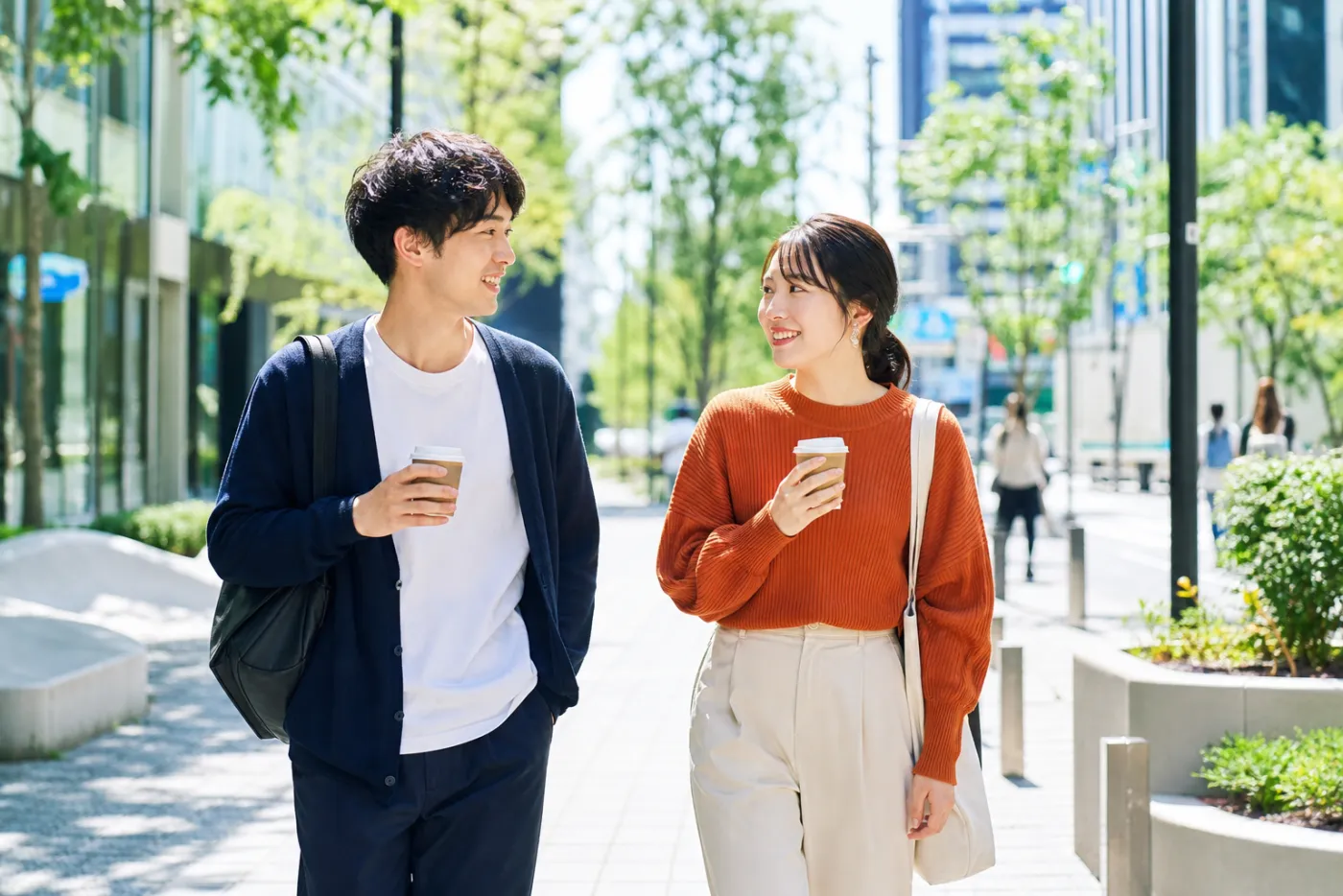 街を歩く社員