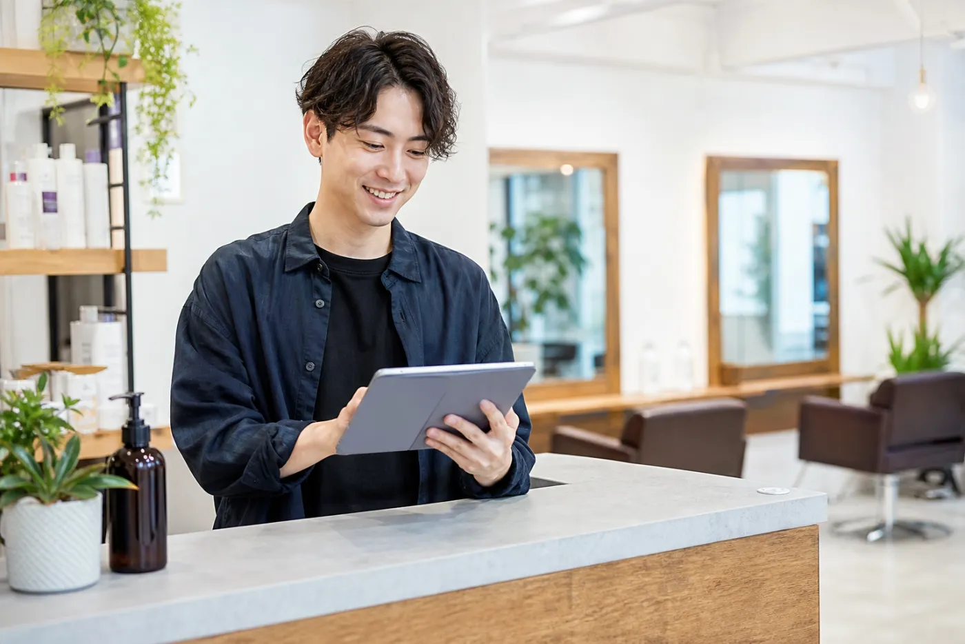 タブレットで予約を確認するお店の人