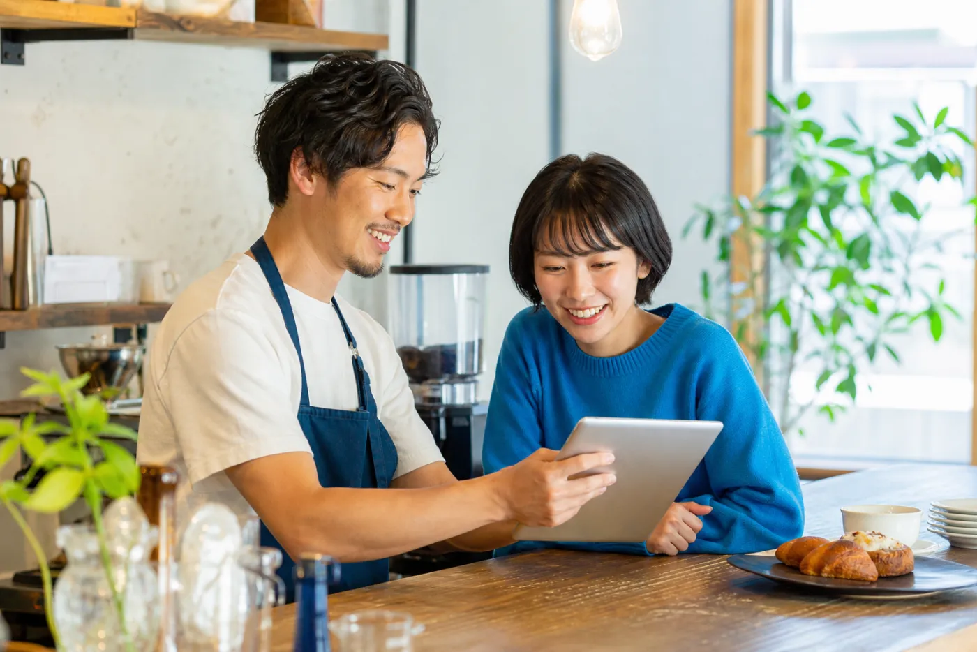 カフェの店主とitoaのメンバー