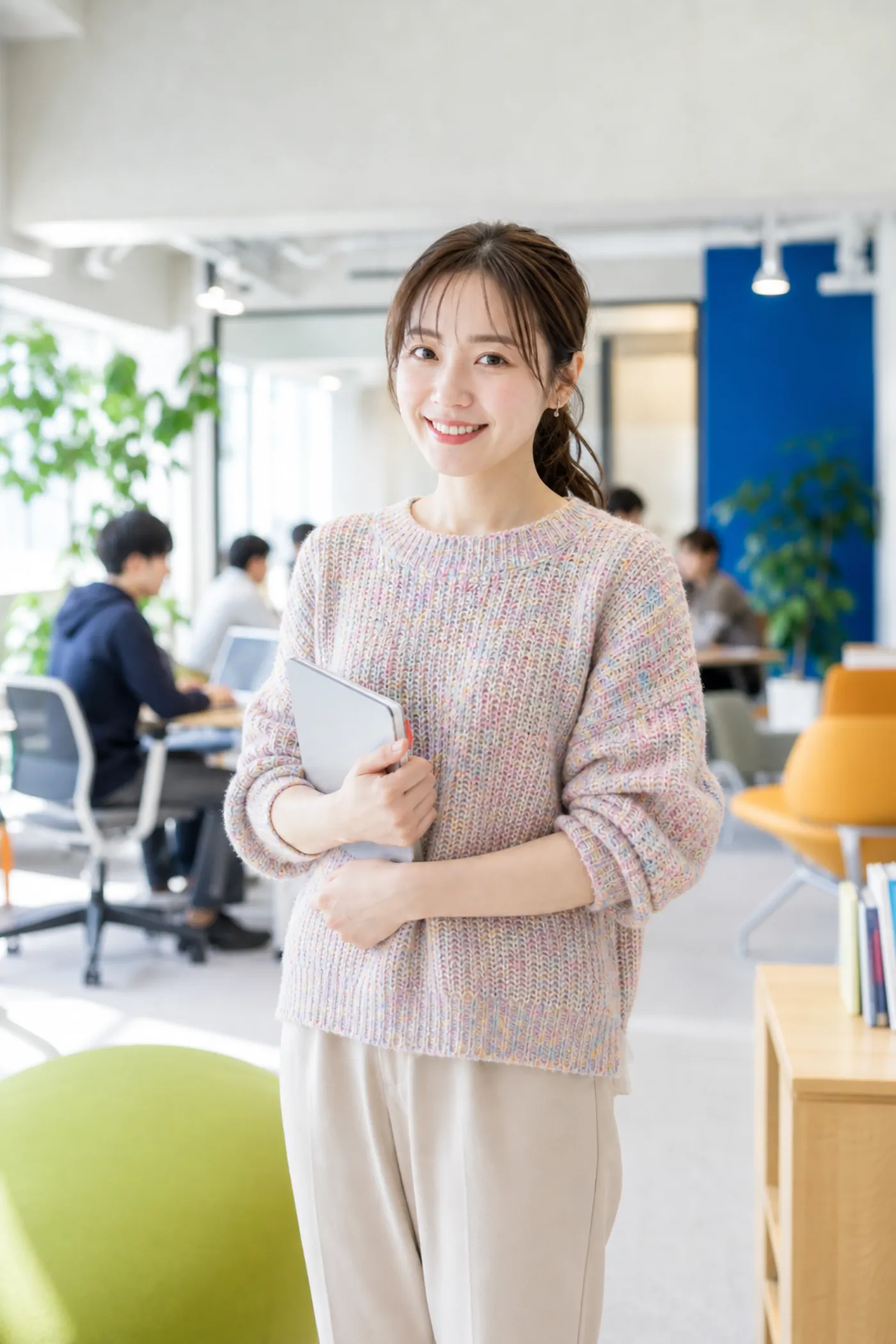 笑顔で立つ小林 美咲さん