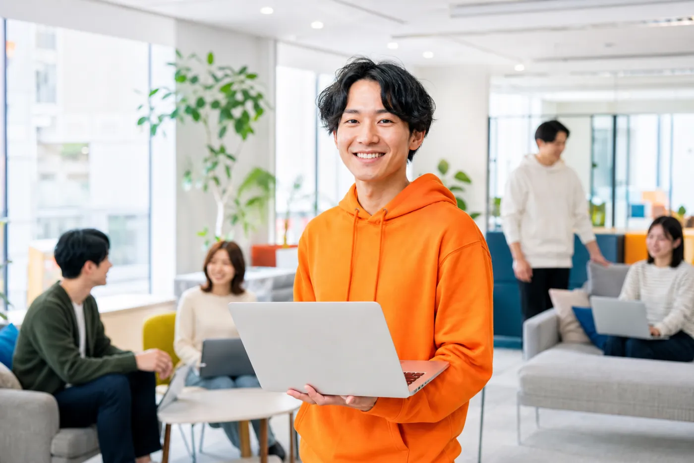 ノートPCを持つ社員