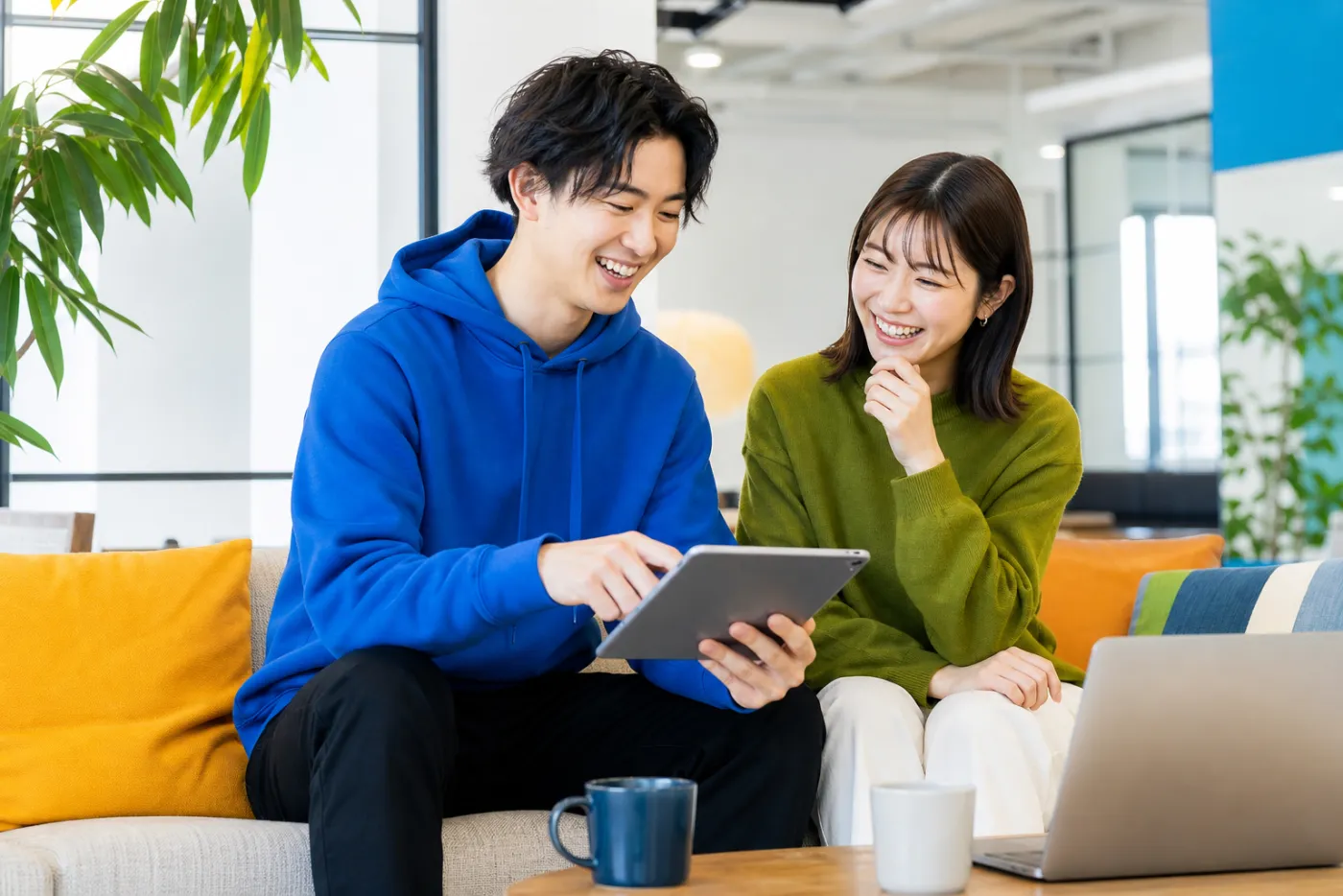 ラウンジで話す社員