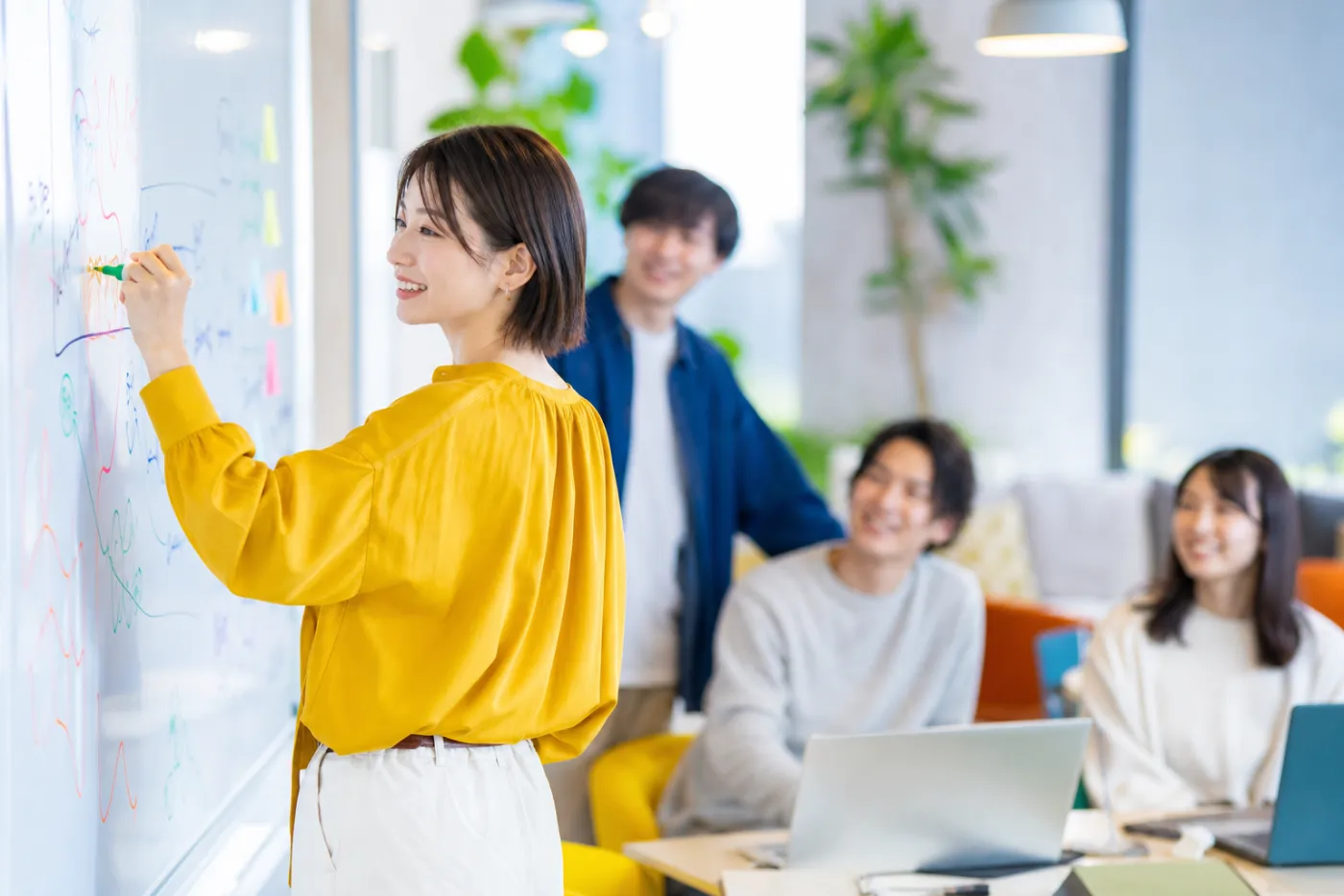 ホワイトボードに書き出す社員